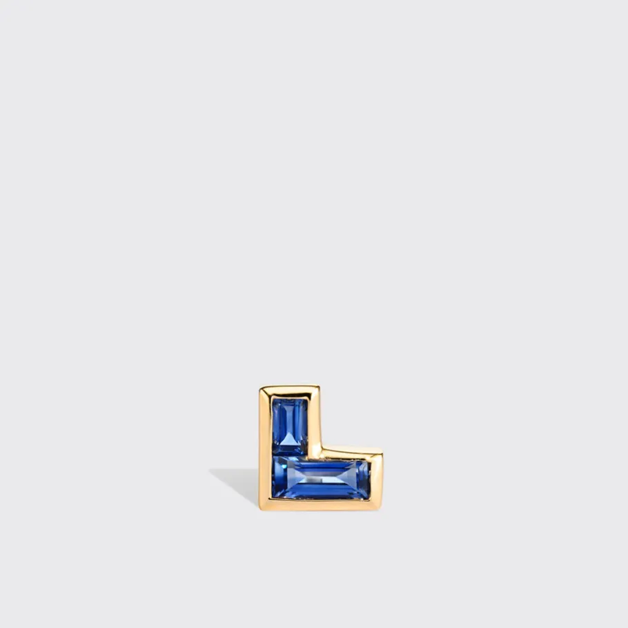 blue_sapphire_yellow_gold_0-1.webp BLUE SAPPHIRE YELLOW GOLD ARCADE MONO STUD (CORNER SHAPE)>Boochier Online