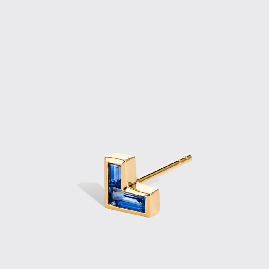 blue_sapphire_yellow_gold_1-1.webp BLUE SAPPHIRE YELLOW GOLD ARCADE MONO STUD (CORNER SHAPE)>Boochier Online