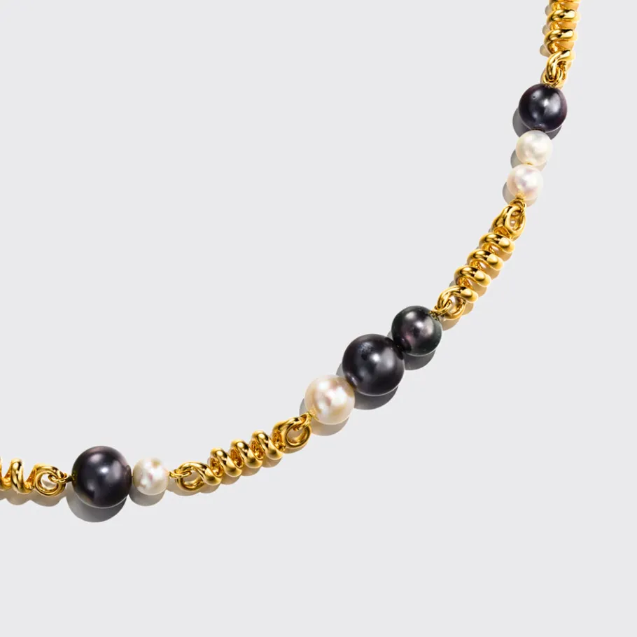 grey_and_white_pearls_yel_1.webp GREY AND WHITE PEARLS YELLOW GOLD BEACHING NECKLACE>Boochier New