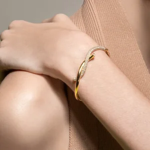 YELLOW GOLD HALF DIAMOND TIES BANGLE>Boochier New