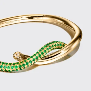 YELLOW GOLD HALF EMERALD TIES BANGLE>Boochier New