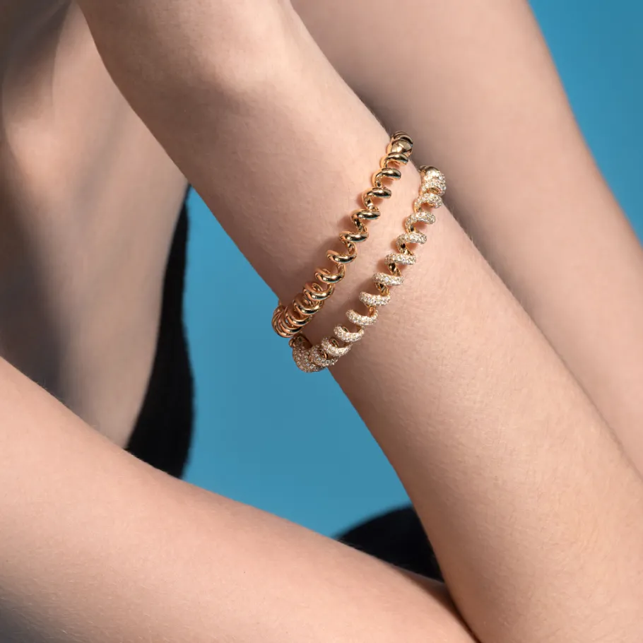 yellow_gold_slinkee_bangl_1.webp YELLOW GOLD SLINKEE BANGLE>Boochier New