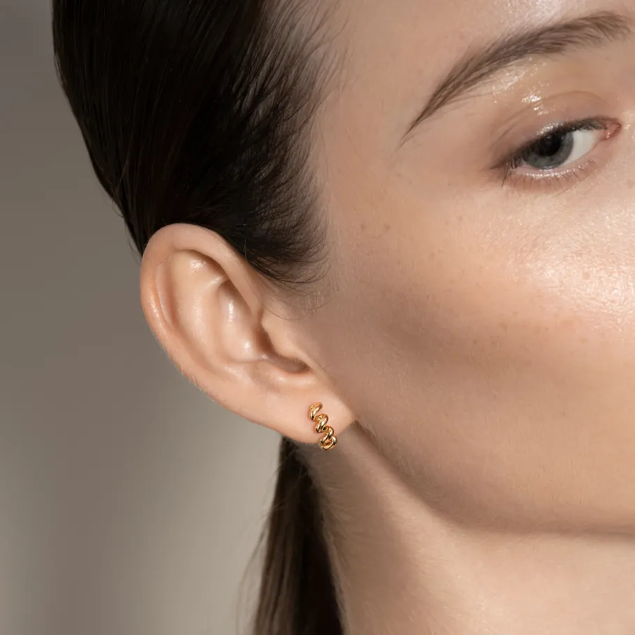 yellow_gold_slinkee_huggi_1.webp YELLOW GOLD SLINKEE HUGGIE EARRINGS>Boochier Hot